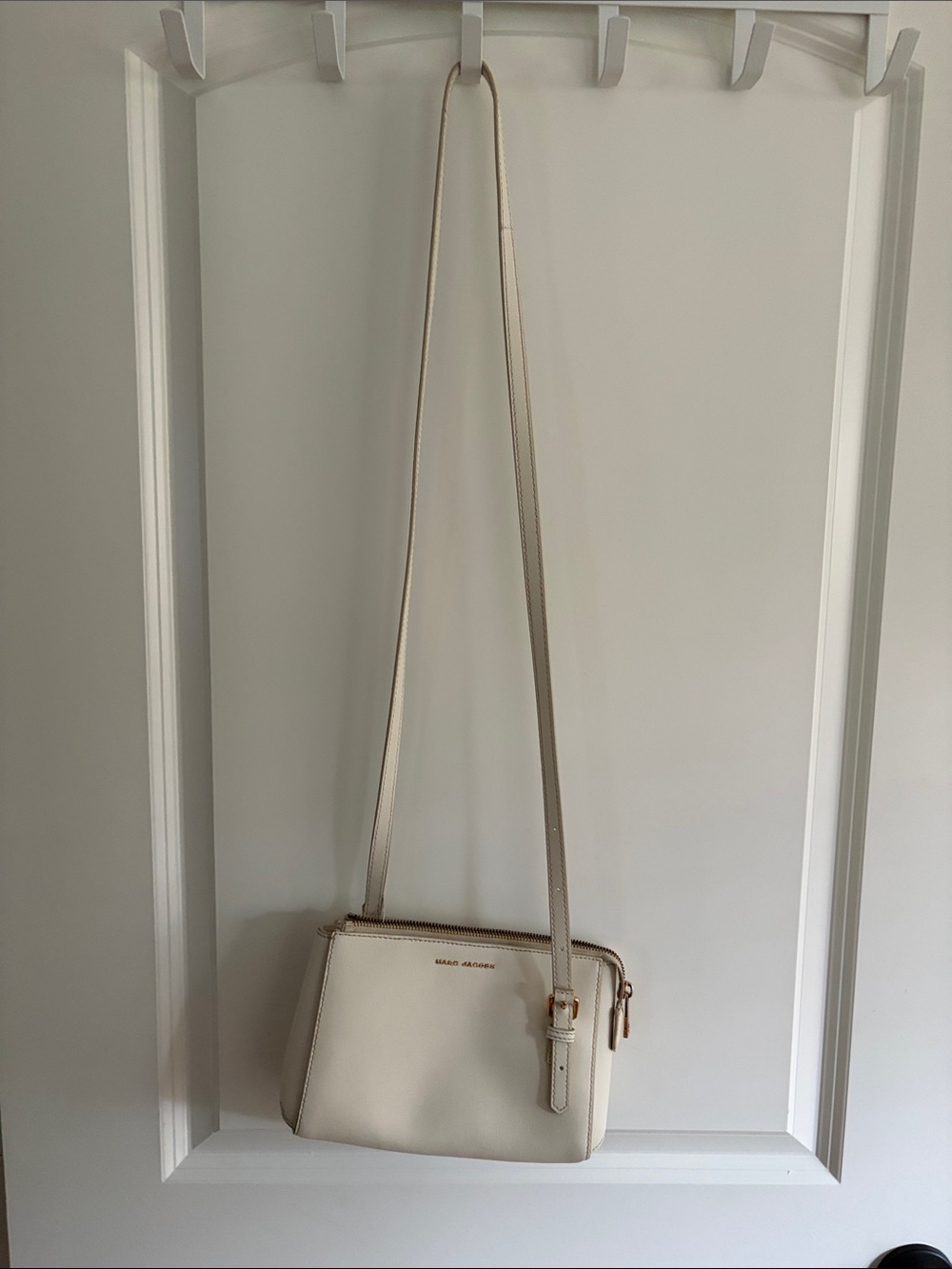 Marc Jacobs Ivory Leather Crossbody with Gold Hardware - Picture 2 of 14